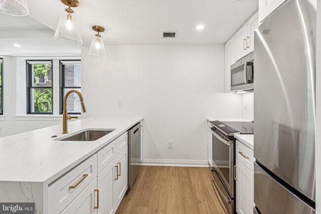 Building Photo - 135 S 19th St