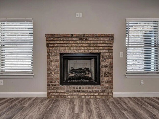 Foto del edificio - 4-Bed Home with Storm Shelter & 2-Car Garage in Mustang