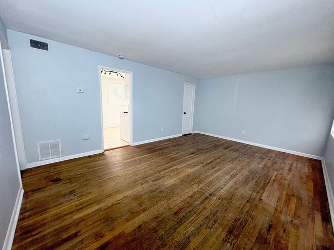 Building Photo - Charming 2-Bedroom, 1-Bath Renovated Gem n...