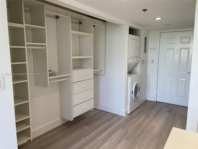 Building Photo - 540 Brickell Key Dr