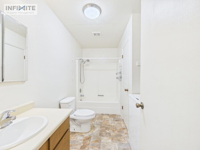 Foto del edificio - 3 Bedroom off East Valley Center!