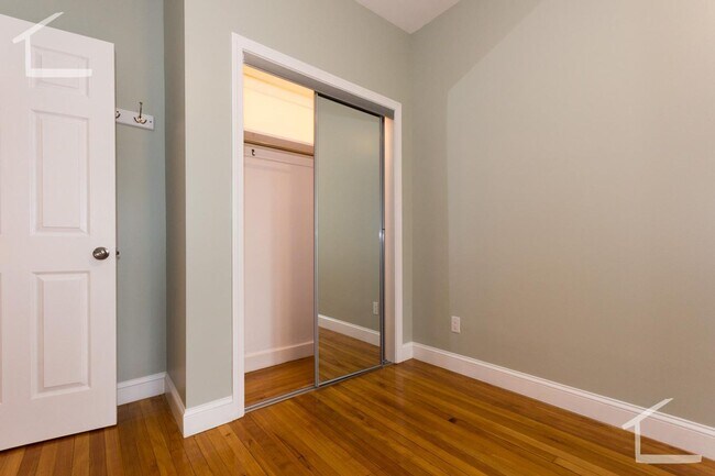 Building Photo - Avl Now No Fee! Renovated 2BR in Washington Sq w/balcony, new kitchen!