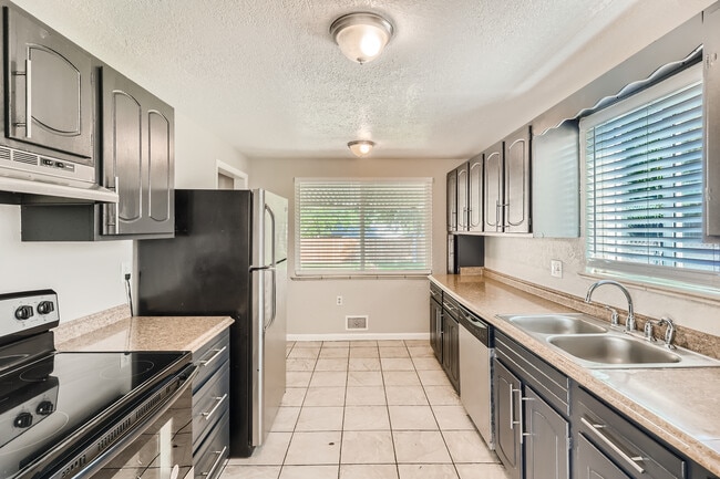 Building Photo - 2520 S Raleigh St