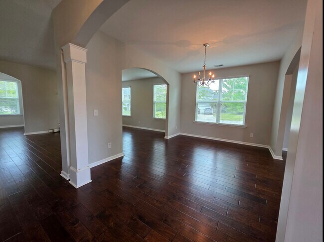 Building Photo - 701 Breys Cut