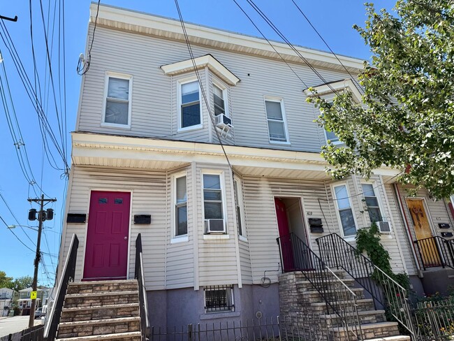 Building Photo - 419 7th St