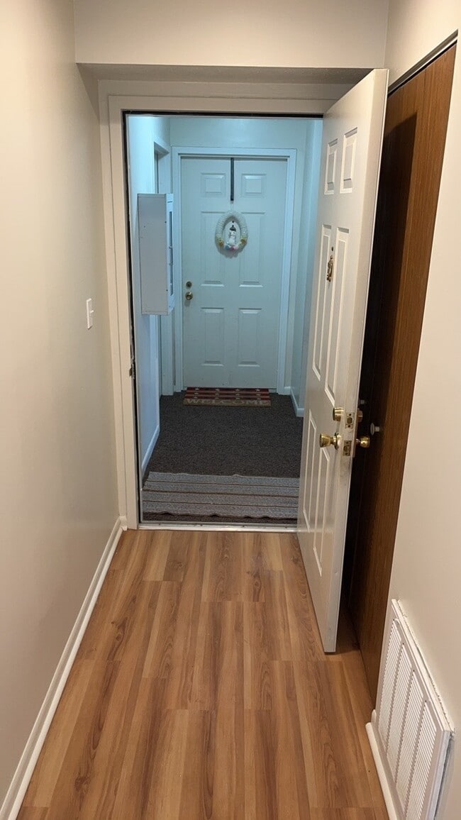 Building Photo - 1420 Lake Pointe Way