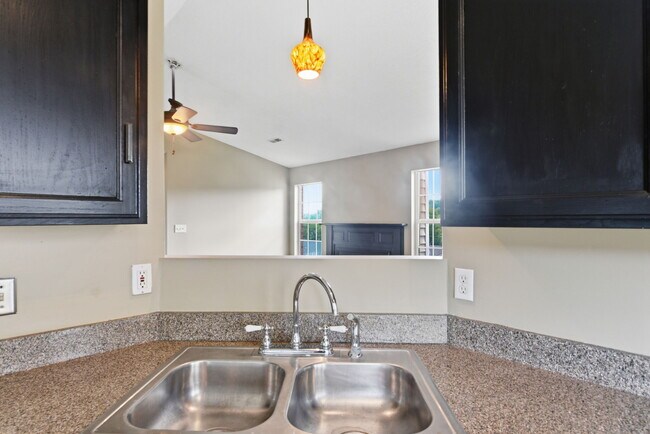 Foto del edificio - 8059 Florence Gardens Rd