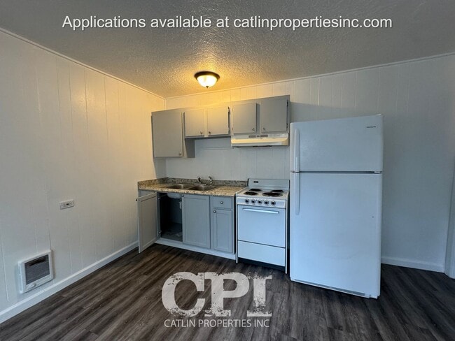 Building Photo - 1102 1/2 N. 2nd- Kelso, WA - Move In Special - $99 First Month's Rent!