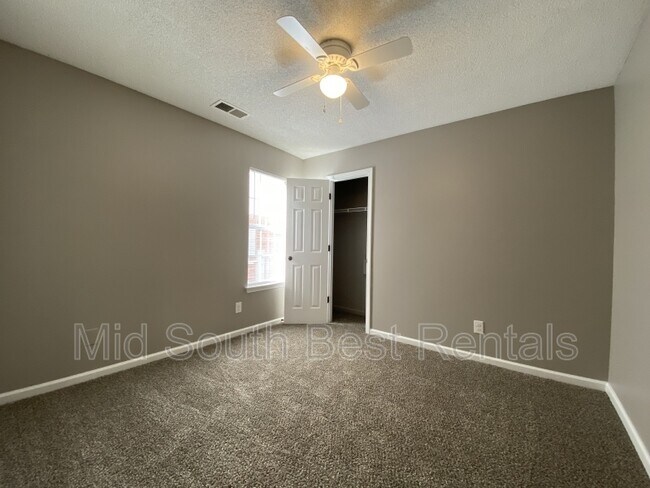 Building Photo - 6845 Century Oaks Dr