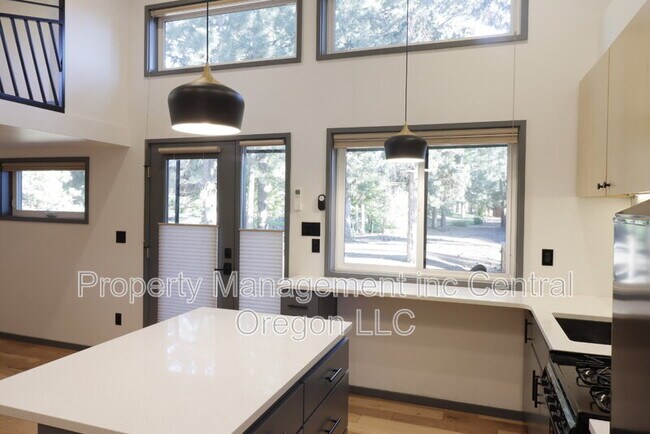 Foto del edificio - 61304 SE Wizard Ln