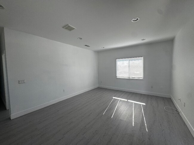 Building Photo - 3291 Del Rey Dr