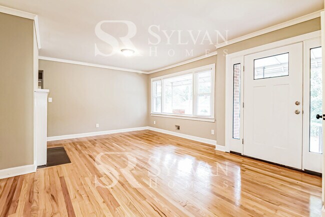 Building Photo - Charm, Comfort, and Convenience Await