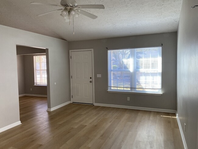 Foto del edificio - 136 Quail Hollow Dr