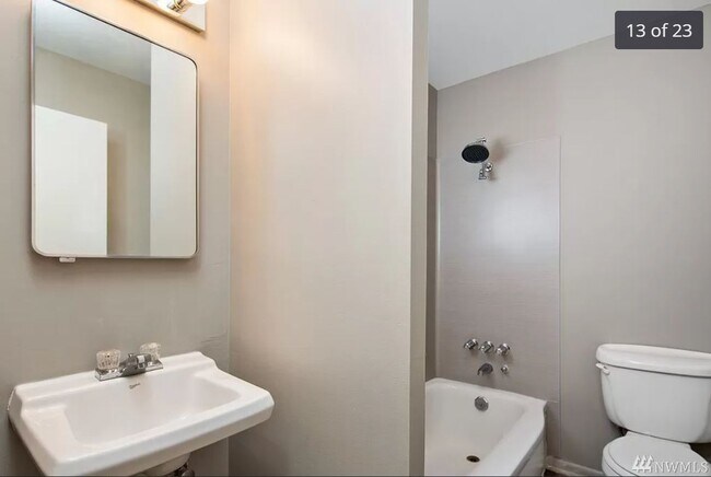 Foto del edificio - 4028 California Ave SW