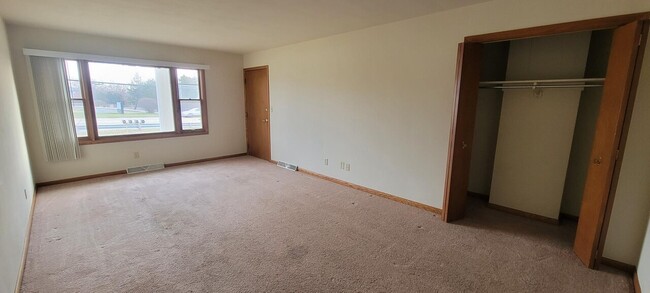 Building Photo - 570 N. Mulford