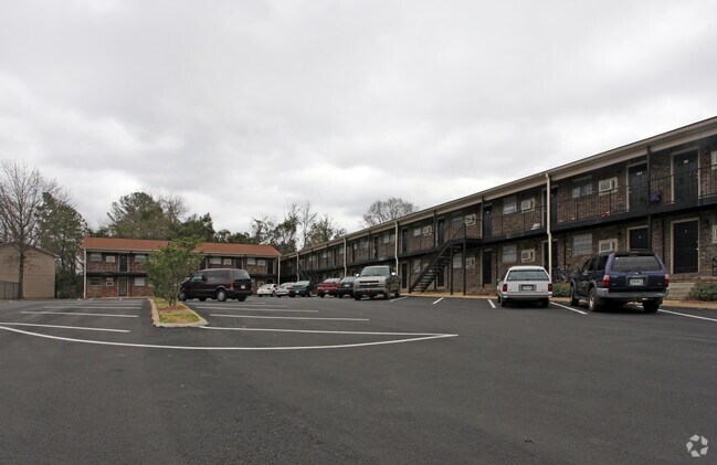 Área de estacionamiento - Forest Lake Apartments