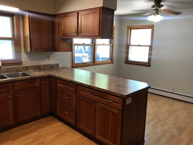 Building Photo - Large 5 bed 3 bath family home with two separate kitchens! Close to Augustana!