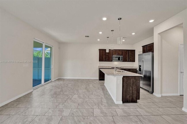 Building Photo - 3 bedroom in Hollywood FL 33021