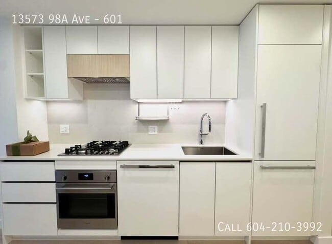 Photo du bâtiment - Brand New Condo in Central Surrey