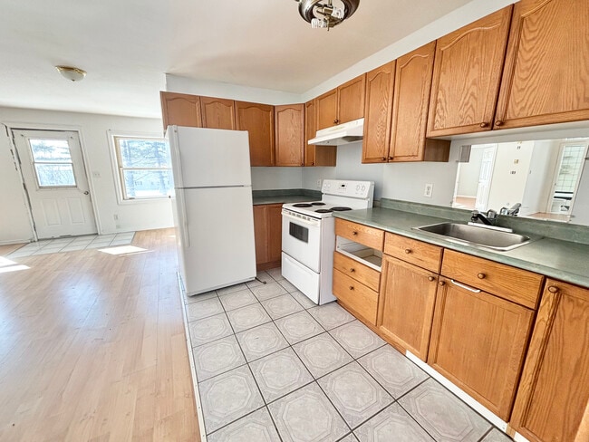 Building Photo - 2-Bedroom, 1-Bathroom Spacious Unit