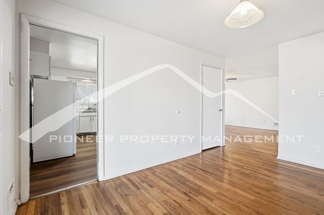 Building Photo - Charming Home with Washer/Dryer and Fenced in Yard