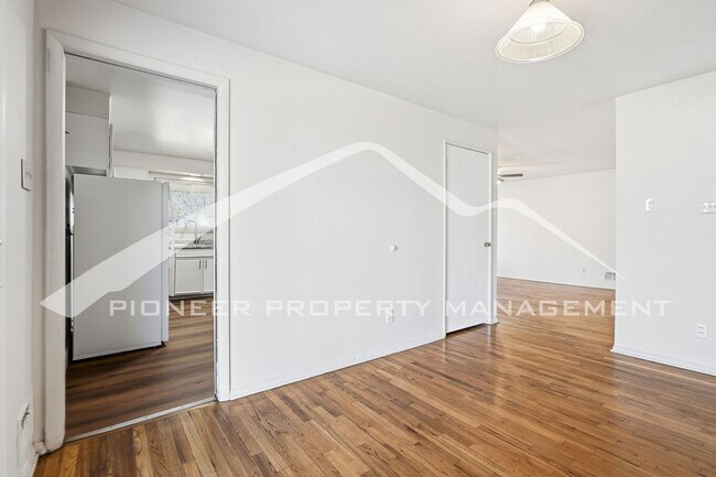 Foto del edificio - Charming Home with Washer/Dryer and Fenced in Yard