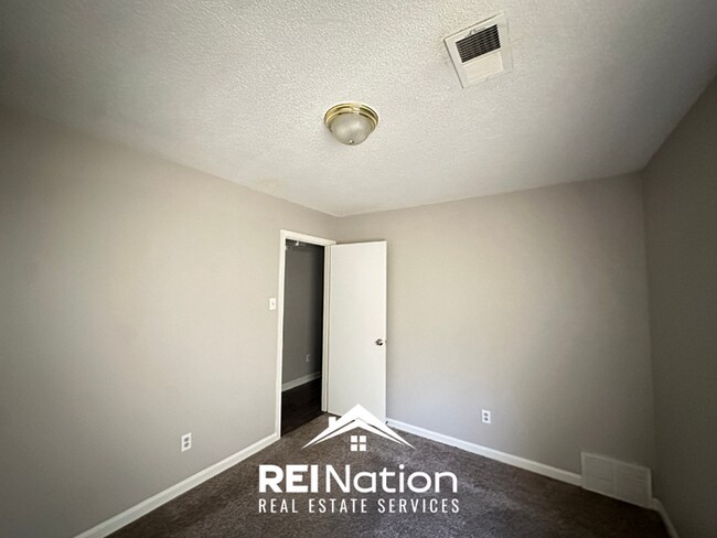 Foto del edificio - 3BR/2BA Memphis Rental with Vaulted Ceilings, Hardwood Floors & Large Backyard