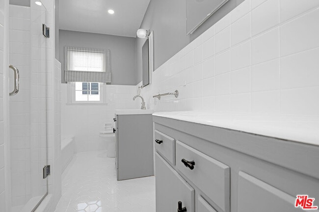 Building Photo - 405-404 Shirley Pl