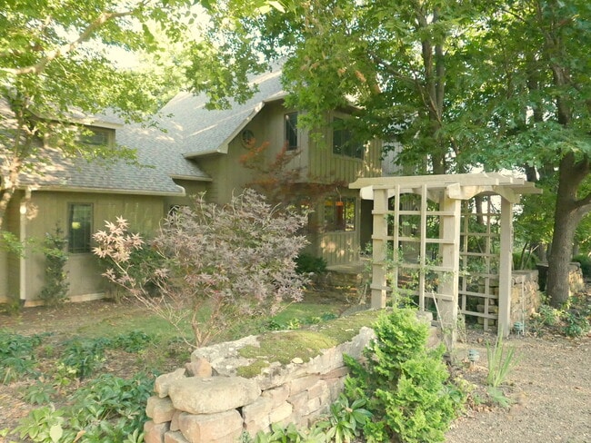 Building Photo - 671 N Sequoyah Dr