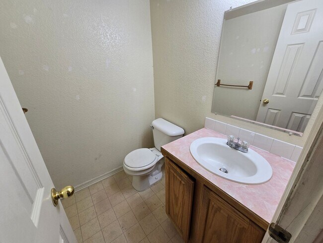 Building Photo - Unique 3 Bedroom Townhouse