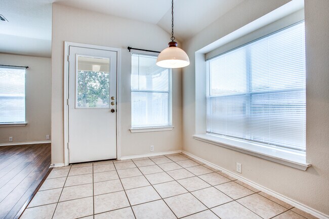 Foto del edificio - 612 Arrowood Pl