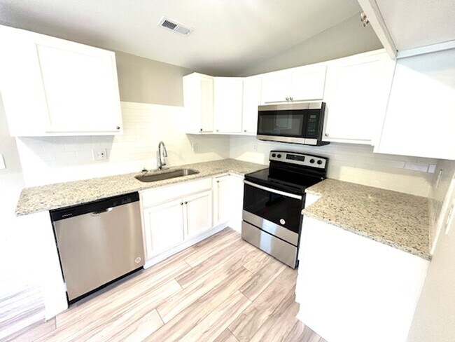 Foto del edificio - Fully Renovated 2 Bedroom Home in Prime Huntsville Location! AVAILABLE LATE JUNE!