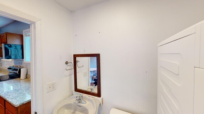 Building Photo - 16 Glenway St