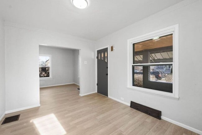 Building Photo - 3 Bedroom House in Munhall Available on 06...
