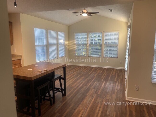 Building Photo - Beautiful 3b Room!Move in ready!