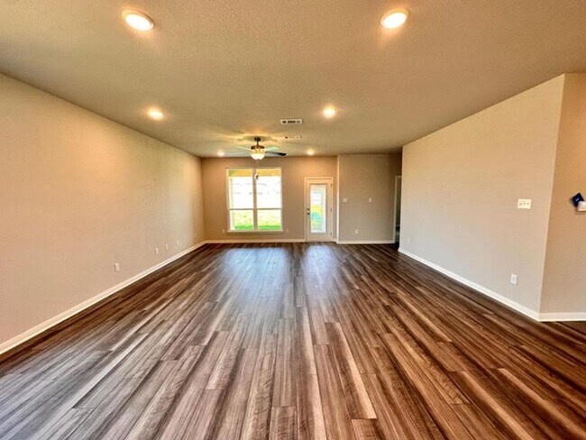 Foto del edificio - Nearly New 3-Bedroom Home in Hewitt, TX – Modern Living at Its Best