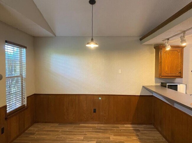Building Photo - 2142 Meench Dr