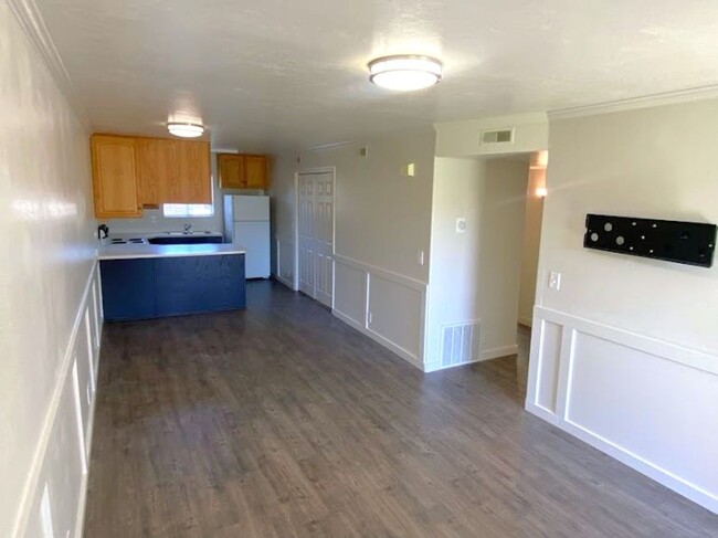 Building Photo - 2 Bed 1 Bath Condo for Rent in Orem!