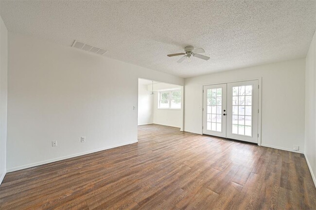 Building Photo - 421 Meadow Lake Dr