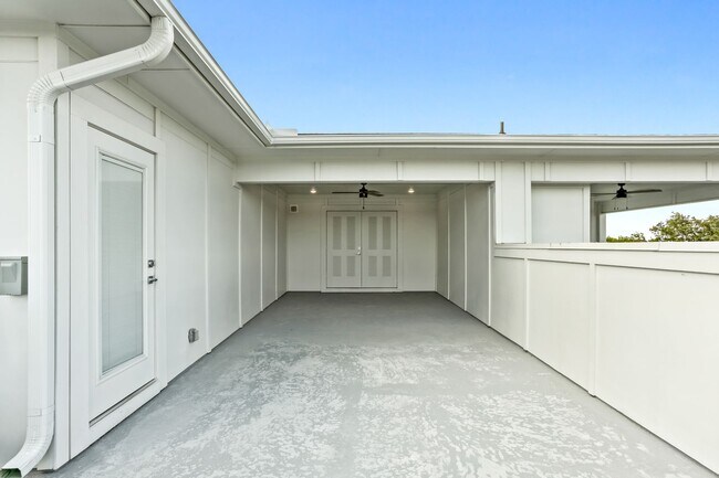 Building Photo - 2400 Benbrook Dr