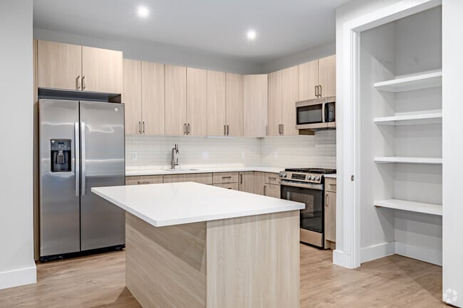 2BR, 1BA - 1099SF - Kitchen - 684 Main Ave
