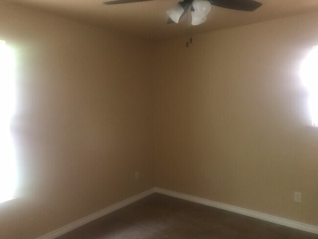 Building Photo - 3/2/2 Fenced yard Pet FRIENDLY