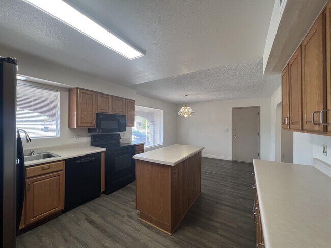 Building Photo - 7232 W Cinnabar Ave