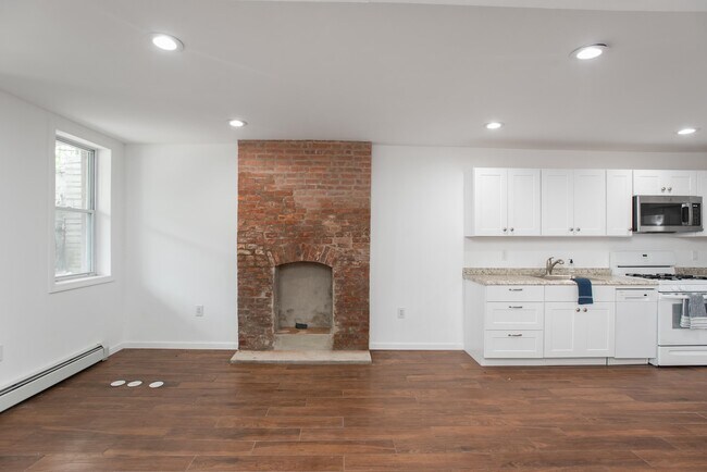 Building Photo - 331 Forrest St