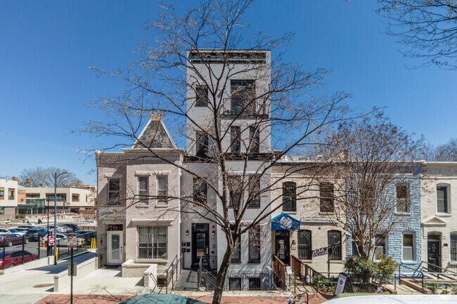Building Photo - 611 2nd St NE
