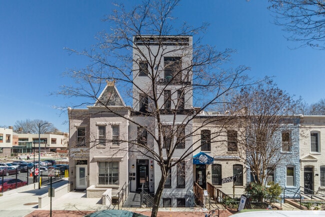 Foto del edificio - 611 2nd St NE