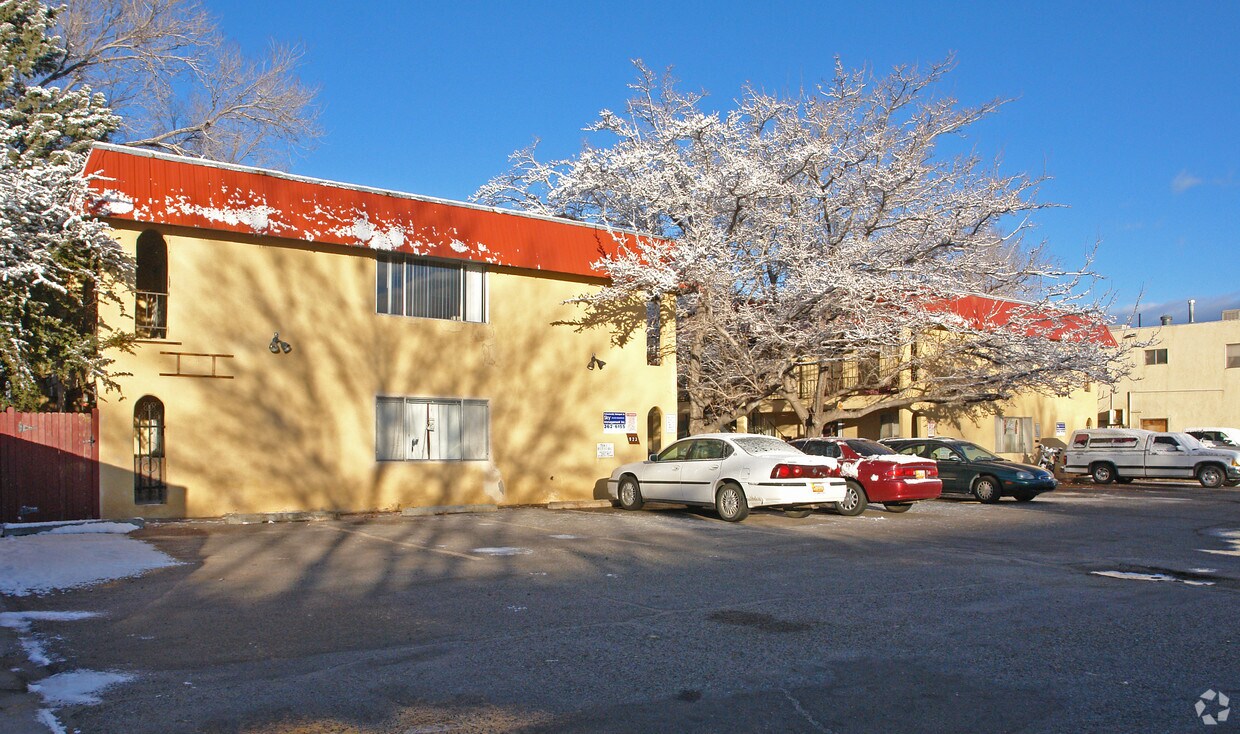 Building Photo - 919-923 Alvarado Dr SE