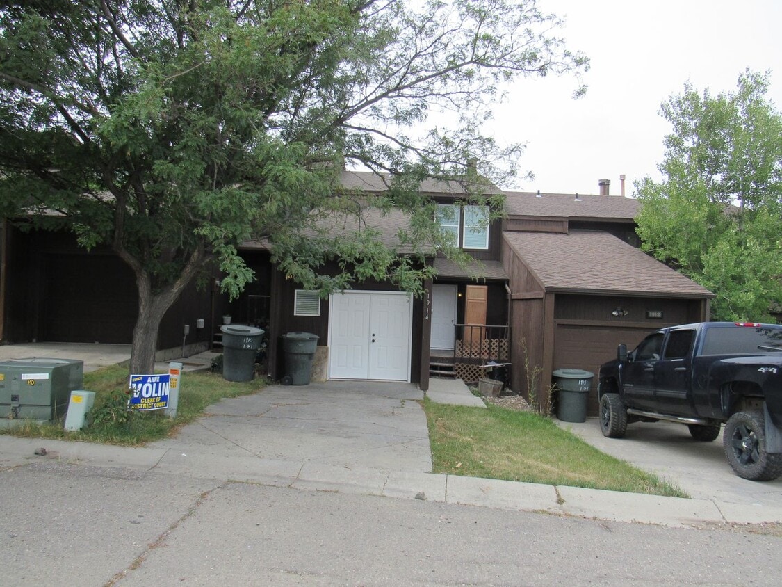 Primary Photo - Remodeled Townhome!