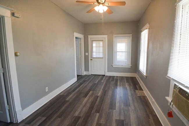 Building Photo - Cute pet friendly home with fenced yard!