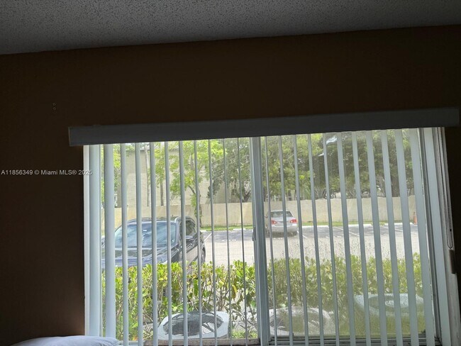 Foto del edificio - 18840 NW 57th Ave